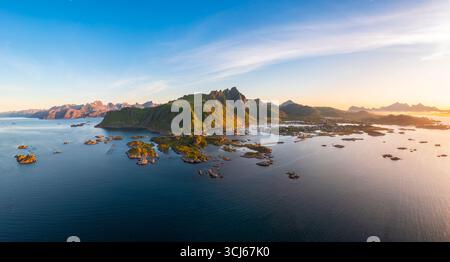 Aus der Vogelperspektive auf den Archipel und den Hafen Ballstad bei Sonnenaufgang während Mitternachtssonne. Ballstad, Vestvagoy, Lofoten-Inseln, Norwegen, Europa. Stockfoto