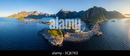 Aus der Vogelperspektive auf die Insel Hamnøya und den Berg Lilandstinden in der reine-Bucht während des Sommersonnenaufgangs bei Mitternachtssonne. Lofoten-Inseln, Norwegen. Stockfoto