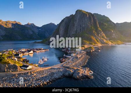 Aus der Vogelperspektive auf die Insel Hamnøya und den Berg Lilandstinden in der reine-Bucht während des Sommersonnenaufgangs bei Mitternachtssonne. Lofoten-Inseln, Norwegen. Stockfoto