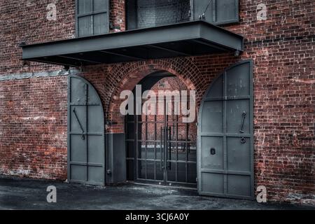 Time Out Market im St. Ann’s Warehouse Theatre in DUMBO, dem Viertel „Down Under the Manhattan Bridge Overpass“, am Ufer von Brooklyn. Stockfoto