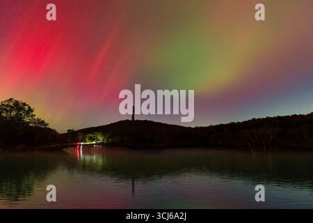 Northern Lights NJ – dieses atemberaubende Foto fängt die aurora Borealis oder Northern Lights ein und beleuchtet den Nachthimmel über dem High Point State Park Stockfoto