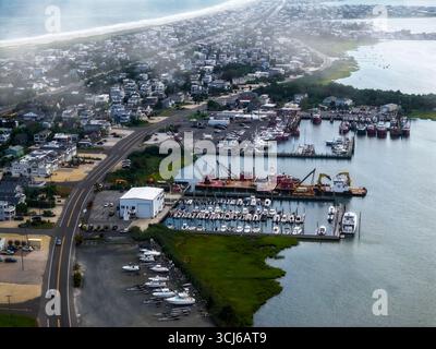 Coastal Living: Marina and Homes on the NJ Shore - Ein Blick aus der Vogelperspektive auf Viking Village, Bayview Harbor, Barnegat Bay und Strand auf Long Beach Island Stockfoto