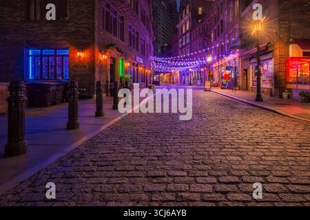 Stone Street NYC Xmas - eine der ältesten Straßen im Herzen des Finanzviertels in New York City. Stockfoto