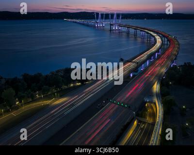 Tappan Zee Bridge beleuchtet zum Purple Heart Day Stockfoto