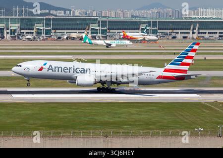 Dieses Foto zeigt eine Boeing 777-223ER der American Airlines (N751AN) während ihrer Landung auf dem Incheon International Airport (ICN) Stockfoto