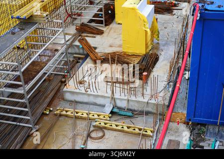 Stahlverstärkungsgitter und Bauwerkzeuge auf einer modernen Baustelle, Ingenieurwesen und Architekturkonzept. Stockfoto