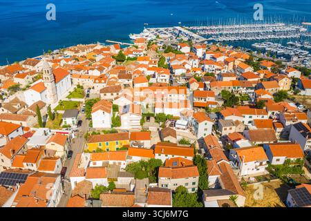 Luftaufnahme des Zentrums der historischen Stadt Biograd na Moru an der Adriaküste in Kroatien, beliebtes Touristenziel. Stockfoto