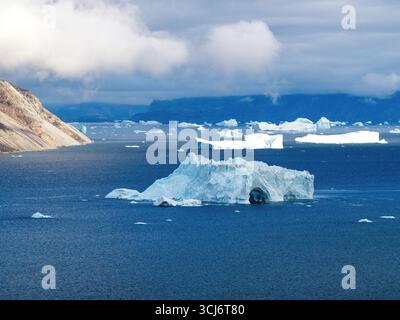 Blick aus der Vogelperspektive. Grönland, Uummannaq Fjord mit Eisbergen, an sonnigen Tagen Stockfoto