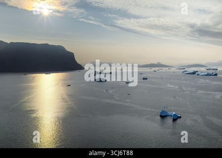 Blick aus der Vogelperspektive. Grönland, Uummannaq Fjord mit Eisbergen, an sonnigen Tagen Stockfoto