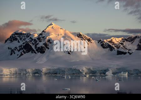 Sunset in Neko Harbour - ist ein Einlass der Antarktischen Halbinsel in der Andvord Bay, an der Westküste von Graham Land. Stockfoto