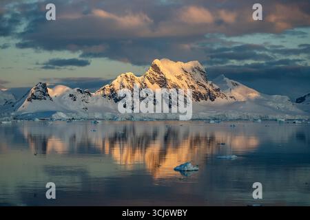 Sunset in Neko Harbour - ist ein Einlass der Antarktischen Halbinsel in der Andvord Bay, an der Westküste von Graham Land. Stockfoto