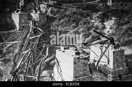 Archivbild aus Le Miroir, 1916, das einen zerstörten Viadukt auf der Monastir-Eisenbahnlinie in Mazedonien während des Ersten Weltkriegs zeigt. Als serbische, französische und russische Truppen nahe dem Ostrovo-See vorrückten, zerstörten bulgarische Truppen wichtige Brücken und Verkehrsverbindungen. Die verdrehten Metallträger und die zersplitterten Stützen spiegeln die schwere Störung der alliierten Versorgungswege und die immense Aufgabe der Wiederherstellung der Kommunikationslinien im Balkan-Feldzug wider. Stockfoto