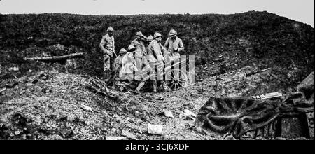 Archivbild aus Le Miroir, 1916, das französische Soldaten zeigt, die während der Rückeroberung von Fort Douaumont in Verdun eine leichte Artillerie betreiben. Das Foto wurde am 25. Oktober aufgenommen und zeigt die Intensität der Schlacht, während die französischen Truppen das Fort wieder besetzten. Dieser Moment wurde als Wendepunkt im langen und kostspieligen Kampf um Verdun gefeiert, indem er die alliierte Moral wiederherstellte und den deutschen Truppen während des Ersten Weltkriegs einen symbolischen Schlag versetzte Stockfoto