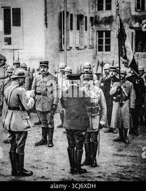 Archivbild aus Le Miroir, 1916, mit dem französischen Präsidenten Raymond Poincaré, der General Charles Mangin in Verdun nach der Rückeroberung von Fort Douaumont dekoriert. Mangin wurde zum Großoffizier der Légion d’Honneur befördert, weil er in der Offensive vom 24. Oktober 1916 das Fort in vier Stunden sicherte und Tausende Gefangene, Artillerieeinheiten und Vorräte gefangen nahm. Die Zeremonie spiegelte den nationalen Stolz auf einen von Verduns entscheidenden Siegen während des Ersten Weltkriegs wider Stockfoto