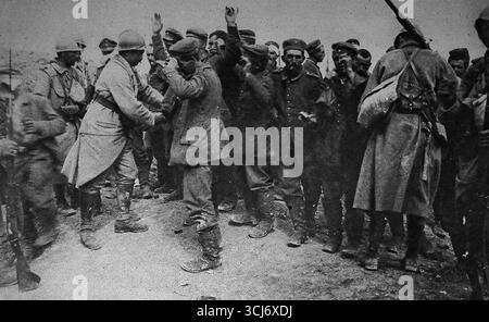 Archivfoto aus Le Miroir, 1916, zeigt Gefangene deutscher Gefangener, die während der Schlacht an der Somme von französischen Soldaten die Hände heben. Die Gefangenen, die Bombardements und Artilleriebeschuss überstanden hatten, ergaben sich und wurden beim Eindringen in französische Linien einer Inspektion unterzogen. Dieser Moment spiegelt die routinemäßige Verarbeitung von Kriegsgefangenen und die sich verlagernden Frontlinien an der Westfront während des Ersten Weltkriegs wider Stockfoto