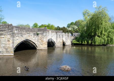 Die Bakewell Bridge über den Fluss Wye, Bakewell, Derbyshire, England, Großbritannien - Klasse I gelistet Stockfoto
