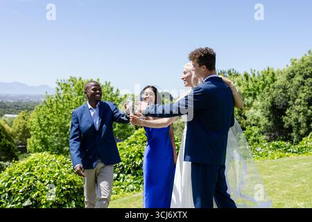 Feiern Sie die Hochzeit im Freien, genießen Sie Champagner und lächeln Sie gemeinsam Stockfoto