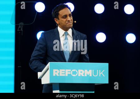 Birmingham NEC. Freitag, 5. September 2025. Zia Yusef, Leiterin der Politik, spricht auf der Konferenz der Reformpartei. Bridget Catterall/AlamyLiveNews Stockfoto