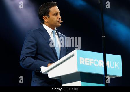 Birmingham NEC. Freitag, 5. September 2025. Zia Yusef, Leiterin der Politik, spricht auf der Konferenz der Reformpartei. Bridget Catterall/AlamyLiveNews Stockfoto