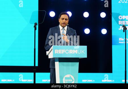 Birmingham NEC. Freitag, 5. September 2025. Zia Yusef, Leiterin der Politik, spricht auf der Konferenz der Reformpartei. Bridget Catterall/AlamyLiveNews Stockfoto