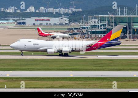 Eine detaillierte Aufnahme eines Asiana Cargo Boeing 747-446FSCD Flugzeugs am Flughafen Incheon in Südkorea. Das Bild zeigt das Äußere des Flugzeugs, einschließlich Stockfoto