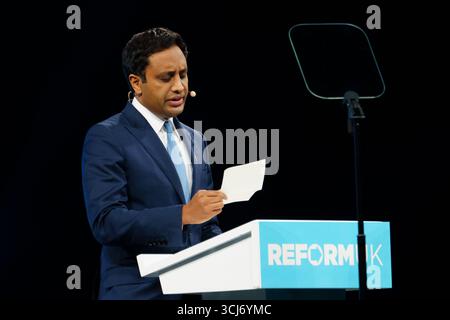 Birmingham NEC. Freitag, 5. September 2025. Zia Yusef, Leiterin der Politik, spricht auf der Konferenz der Reformpartei. Bridget Catterall/AlamyLiveNews Stockfoto