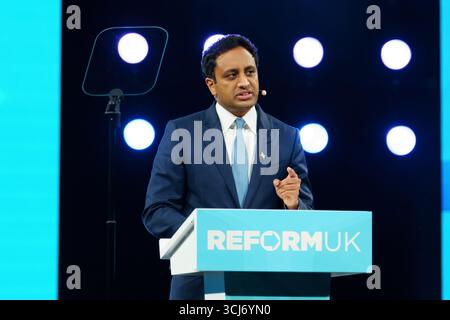 Birmingham NEC. Freitag, 5. September 2025. Zia Yusef, Leiterin der Politik, spricht auf der Konferenz der Reformpartei. Bridget Catterall/AlamyLiveNews Stockfoto