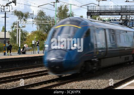Avanti West Coast im BI-Mode Class 805 Evero 805005 fährt am 5. September 2025 durch das Rugeley Trent Valley mit einem Chester nach London Euston Stockfoto