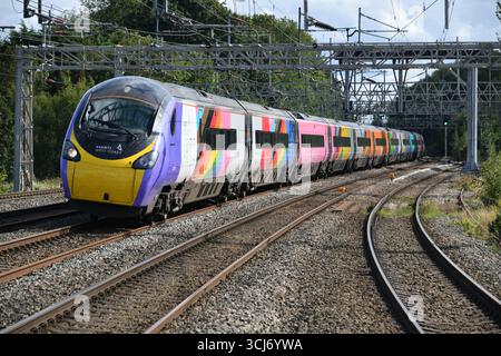 PRIDE liverisierte Pendolino 390119 mit 1H68 der 1333 London Euston nach Manchester Piccadilly am 5. September 2025. Stockfoto