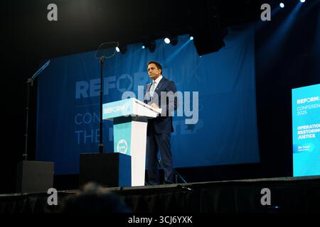 Birmingham NEC. Freitag, 5. September 2025. Zia Yusef, Leiterin der Politik, spricht auf der Konferenz der Reformpartei. Bridget Catterall/AlamyLiveNews Stockfoto