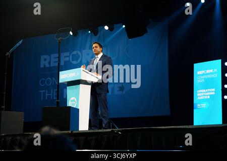 Birmingham NEC. Freitag, 5. September 2025. Zia Yusef, Leiterin der Politik, spricht auf der Konferenz der Reformpartei. Bridget Catterall/AlamyLiveNews Stockfoto