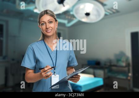 Arzthelferin im Operationssaal. Medizinisches Fachpersonal Stockfoto