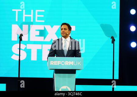 Birmingham NEC. Freitag, 5. September 2025. Zia Yusef, Leiterin der Politik, spricht auf der Konferenz der Reformpartei. Bridget Catterall/AlamyLiveNews Stockfoto