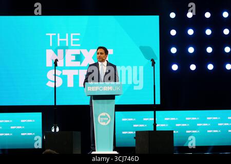 Birmingham NEC. Freitag, 5. September 2025. Zia Yusef, Leiterin der Politik, spricht auf der Konferenz der Reformpartei. Bridget Catterall/AlamyLiveNews Stockfoto