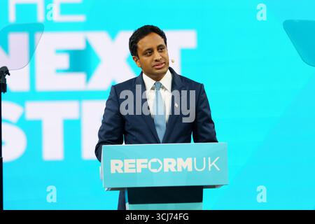 Birmingham NEC. Freitag, 5. September 2025. Zia Yusef, Leiterin der Politik, spricht auf der Konferenz der Reformpartei. Bridget Catterall/AlamyLiveNews Stockfoto