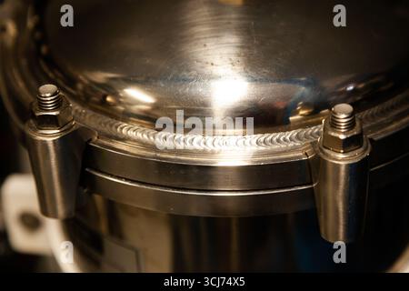 Schweißnaht auf Edelstahlkonstruktion, Nahaufnahme. Stockfoto