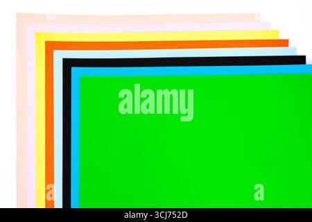 Mehrfarbiges Papier auf weißem Hintergrund Draufsicht. Stockfoto