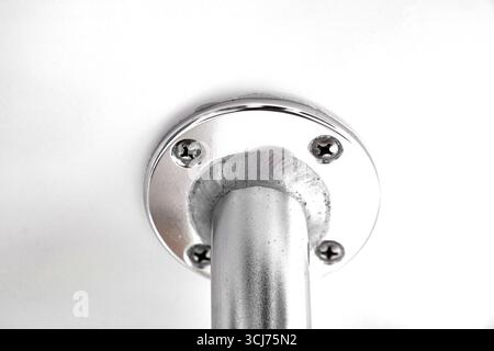 Aluminiumgestell in Form eines Rohrs mit Schweißplatte und angeschraubt, Nahaufnahme. Stockfoto