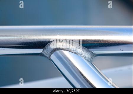 Geschweißte und polierte Aluminiumrohre für Yachtgeländer, Nahaufnahme. Stockfoto