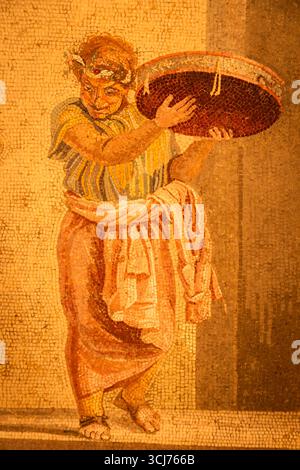 NEAPEL, ITALIEN – 26. JUNI 2025: Mosaikdetail mit Straßenmusikern aus Pompeji im Archäologischen Museum von Neapel, in dem Roman d Stockfoto
