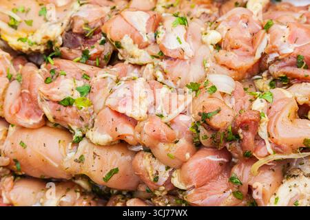 Rohe Hähnchenspieße mit Zwiebeln und frischen Kräutern zum Grillen zubereitet Stockfoto