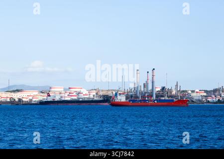 Ölschiff dockte am Ölplatz in der Ölraffinerie an. Stockfoto
