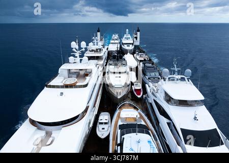 Transport von Luxusyachten über den Ozean auf einem Transportschiff. Stockfoto