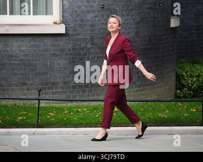 Die neu ernannte Außenministerin Yvette Cooper kommt in der Londoner Downing Street an, wo Premierminister Sir Keir Starmer sein Kabinett nach dem Rücktritt von Angela Rayner umgruppiert. Bilddatum: Freitag, 5. September 2025. Stockfoto