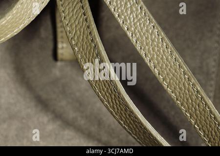 Tasche aus Olivenleder als Hintergrund, Nahansicht Stockfoto