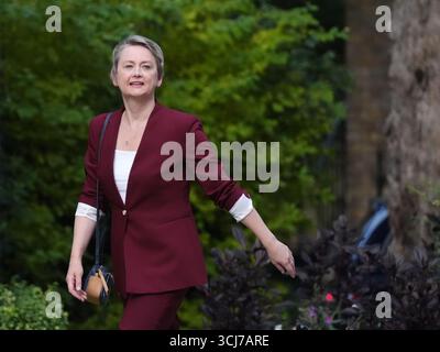 Die neu ernannte Außenministerin Yvette Cooper kommt in der Londoner Downing Street an, wo Premierminister Sir Keir Starmer sein Kabinett nach dem Rücktritt von Angela Rayner umgruppiert. Bilddatum: Freitag, 5. September 2025. Stockfoto