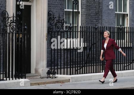 Die neu ernannte Außenministerin Yvette Cooper kommt in der Londoner Downing Street an, wo Premierminister Sir Keir Starmer sein Kabinett nach dem Rücktritt von Angela Rayner umgruppiert. Bilddatum: Freitag, 5. September 2025. Stockfoto