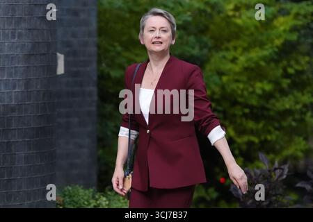 Die neu ernannte Außenministerin Yvette Cooper kommt in der Londoner Downing Street an, wo Premierminister Sir Keir Starmer sein Kabinett nach dem Rücktritt von Angela Rayner umgruppiert. Bilddatum: Freitag, 5. September 2025. Stockfoto
