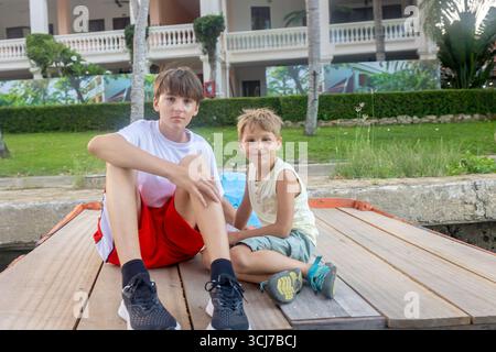 Kind, isst Sandwich auf einer Bootsfahrt in Vietnam, im Sommer Stockfoto