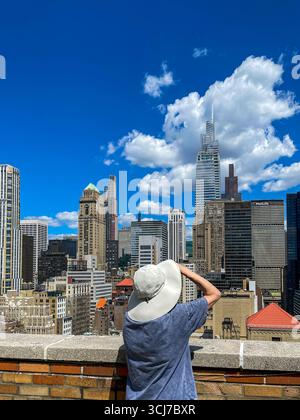 Blick auf die Skyline von Manhattan Midtown von einer luxuriösen Dachterrasse des Koop-Apartments im historischen Murray Hill, 2025, New York City, USA Stockfoto